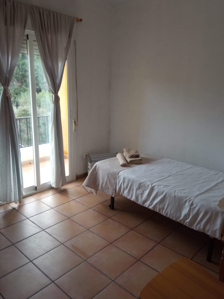 Vista de una habitación acogedora en Hotel Espadán con decoración tradicional