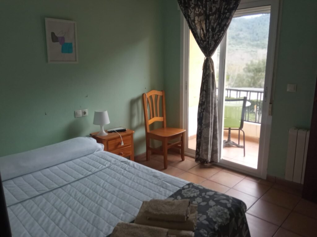 Vista de una habitación acogedora en Hotel Espadán con decoración tradicional