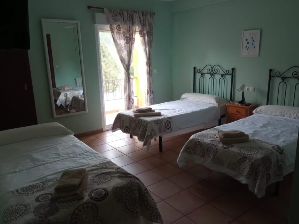 Vista de una habitación acogedora en Hotel Espadán con decoración tradicional