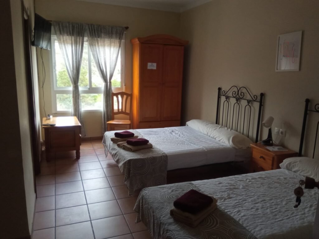 Vista de una habitación acogedora en Hotel Espadán con decoración tradicional