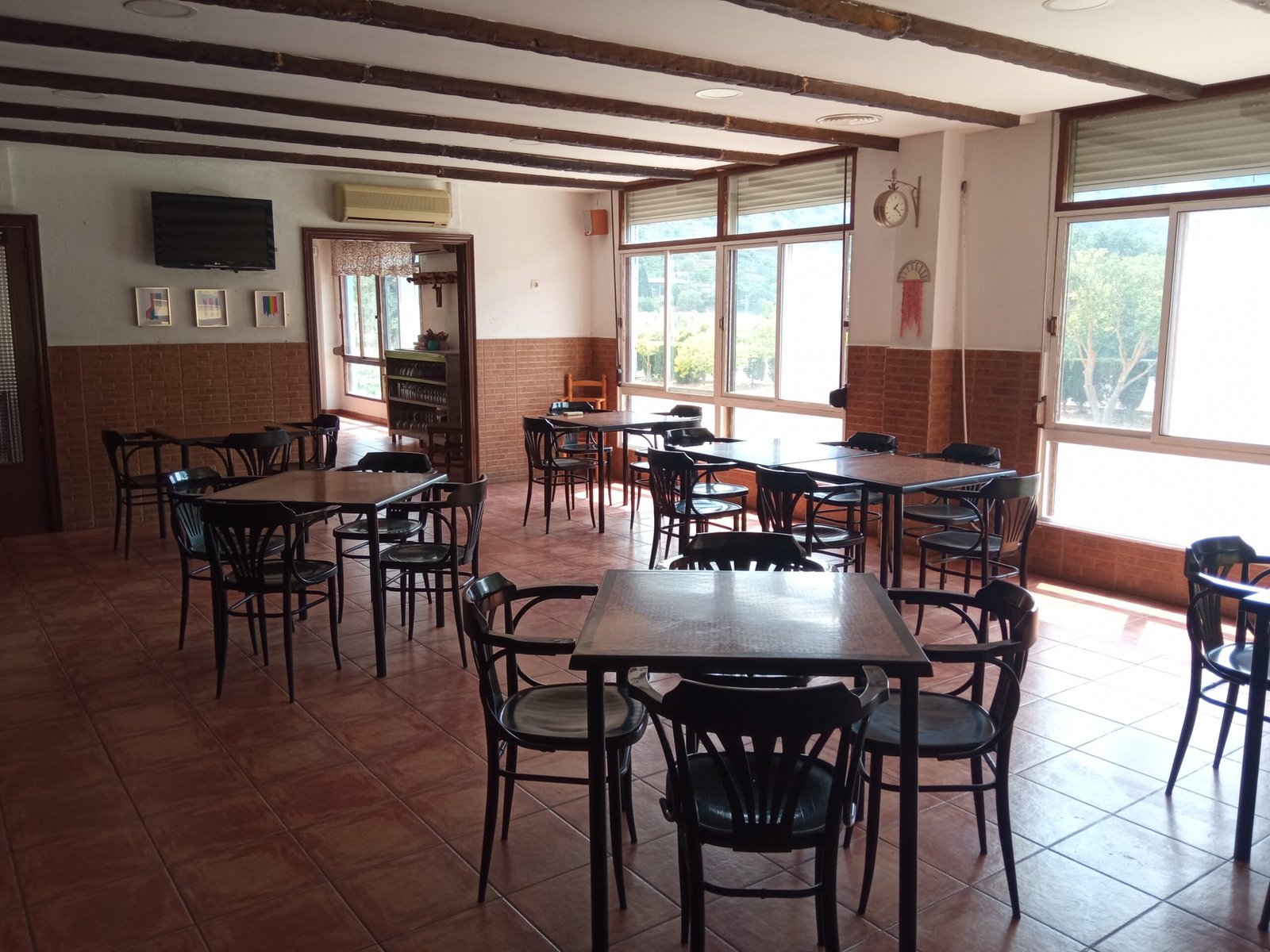 Zona de restaurante del Hotel Espad&aacute;n con platos t&iacute;picos de la regi&oacute;n