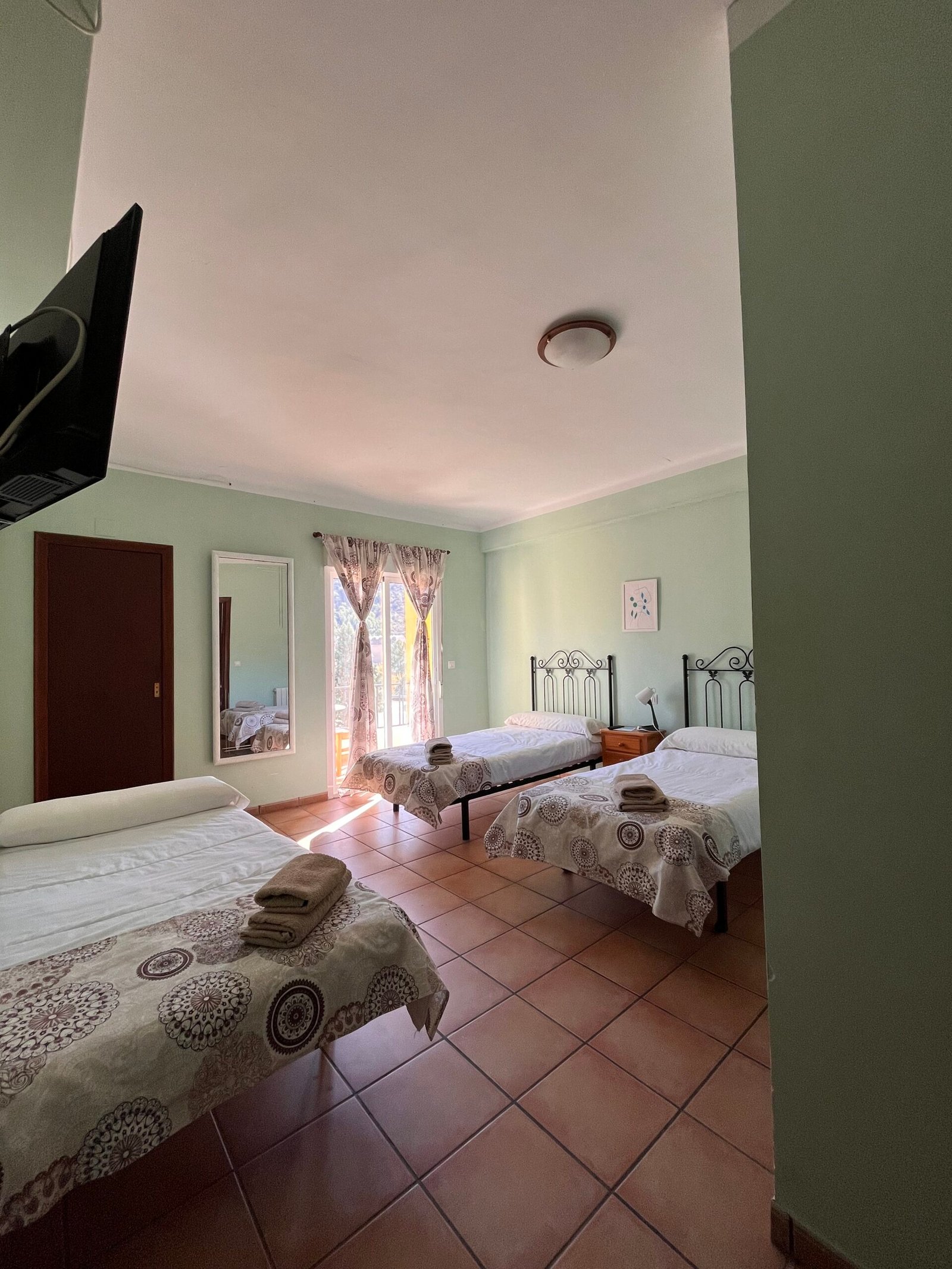 Vista de una habitaci&oacute;n acogedora en Hotel Espad&aacute;n con decoraci&oacute;n tradicional