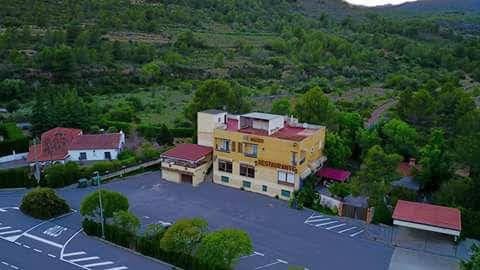Entrada principal del Hotel Espad&aacute;n rodeada de naturaleza